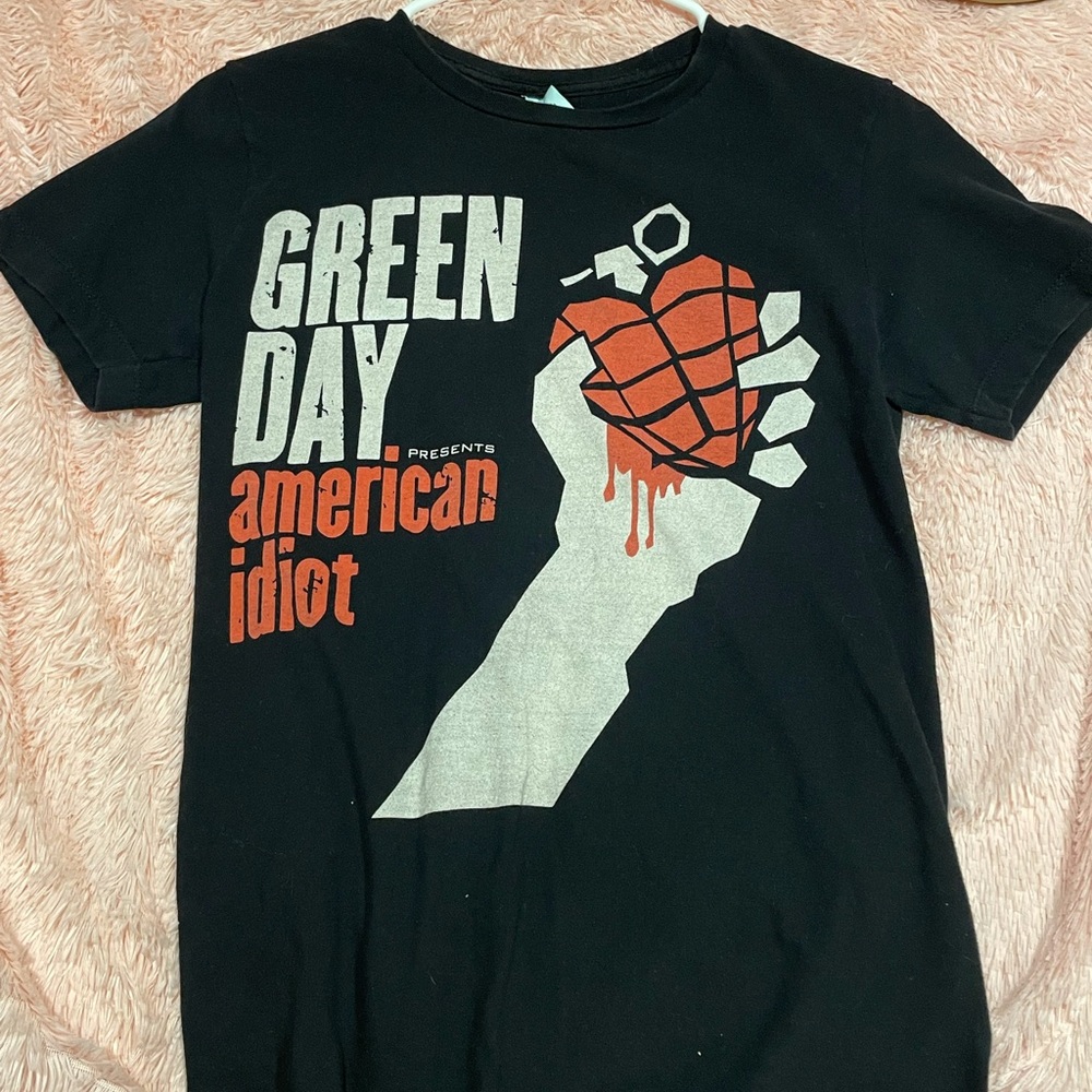 Men’s Green Day shirt